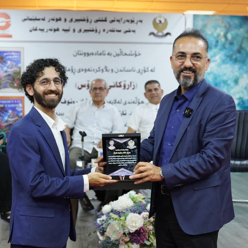 Shad Raouf receiving the Capital City of Culture honour in Sulaymaniyah